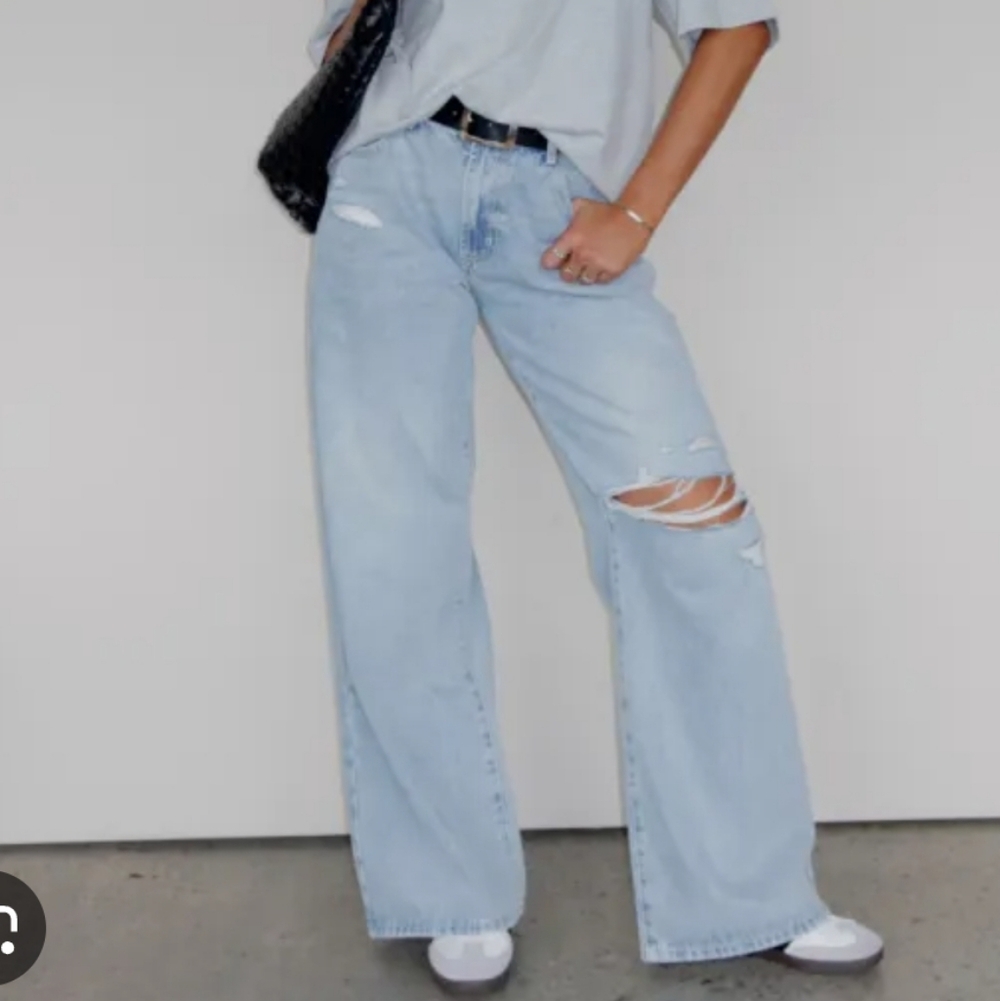 White Fox Boutique Harley Mid Rise Wide Leg Jeans - Light Blue Wash, size Small
